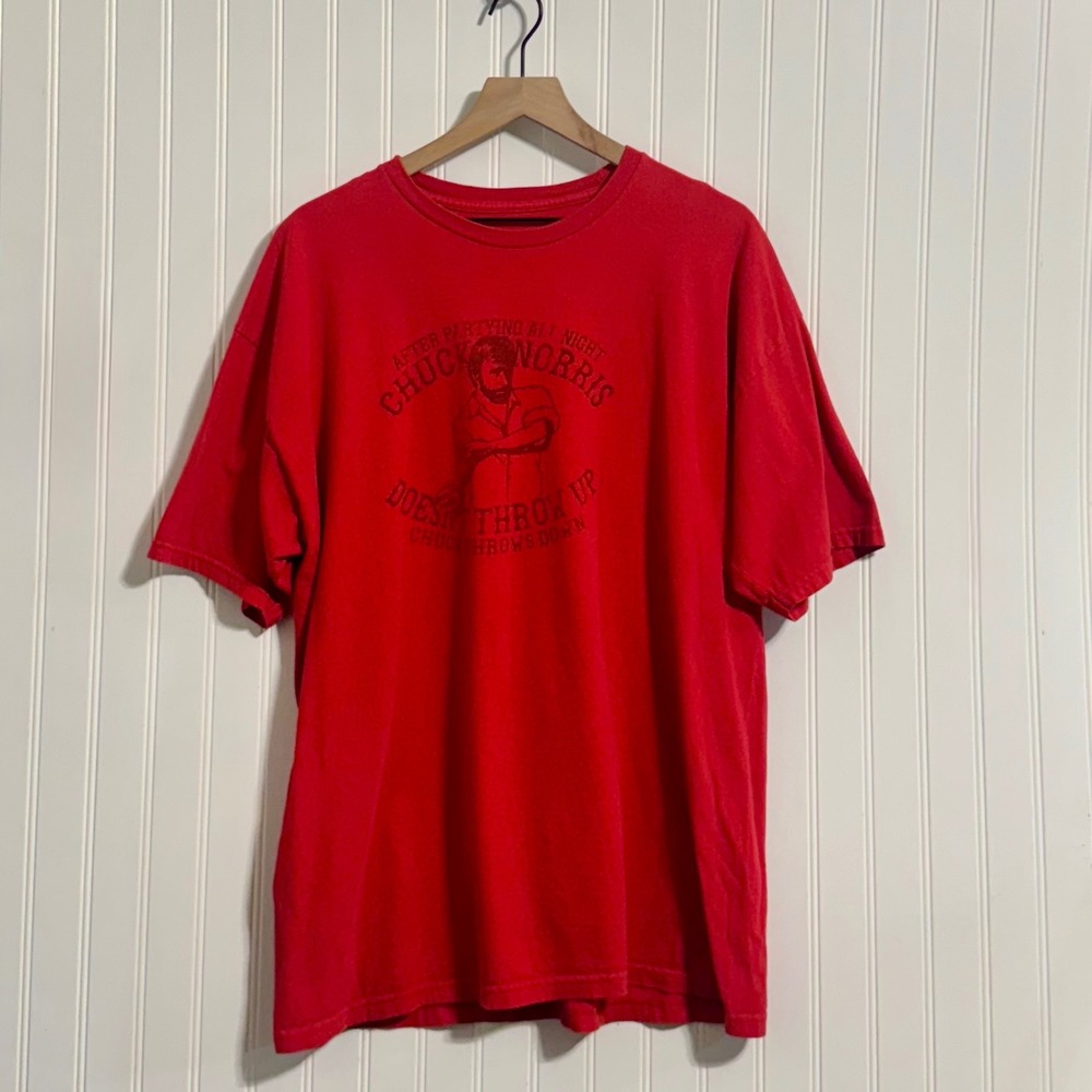 Chuck Norris Doesnt Throw Up He Throws Down T-Shirt Red Funny Graphic Size Large